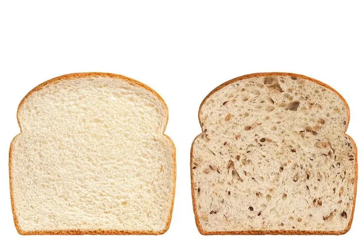 Deux tranches de pain de mie côte à côte — version nature et version aux graines — sur fond blanc, utilisées chez Tartineke à Wavre