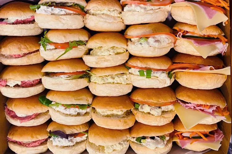 Plateau de mini-sandwiches mous garnis variés — poulet curry, fromage frais, jambon-crudités, mozzarella — pour réunion d'entreprise à Wavre et Louvain-la-Neuve