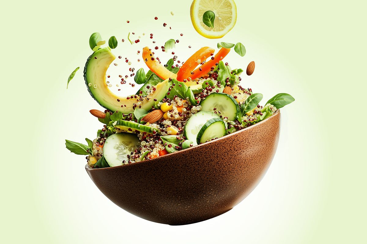 Bol de salade quinoa bowl avec avocat concombre et graines pour lunch sain à Wavre