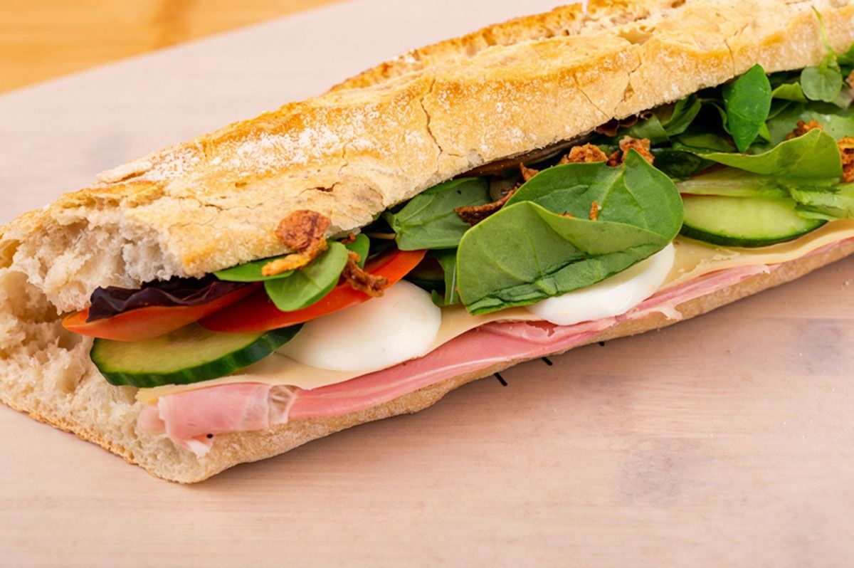 Sandwiches garnis avec produits frais dans le centre de Wavre chez Tartineke