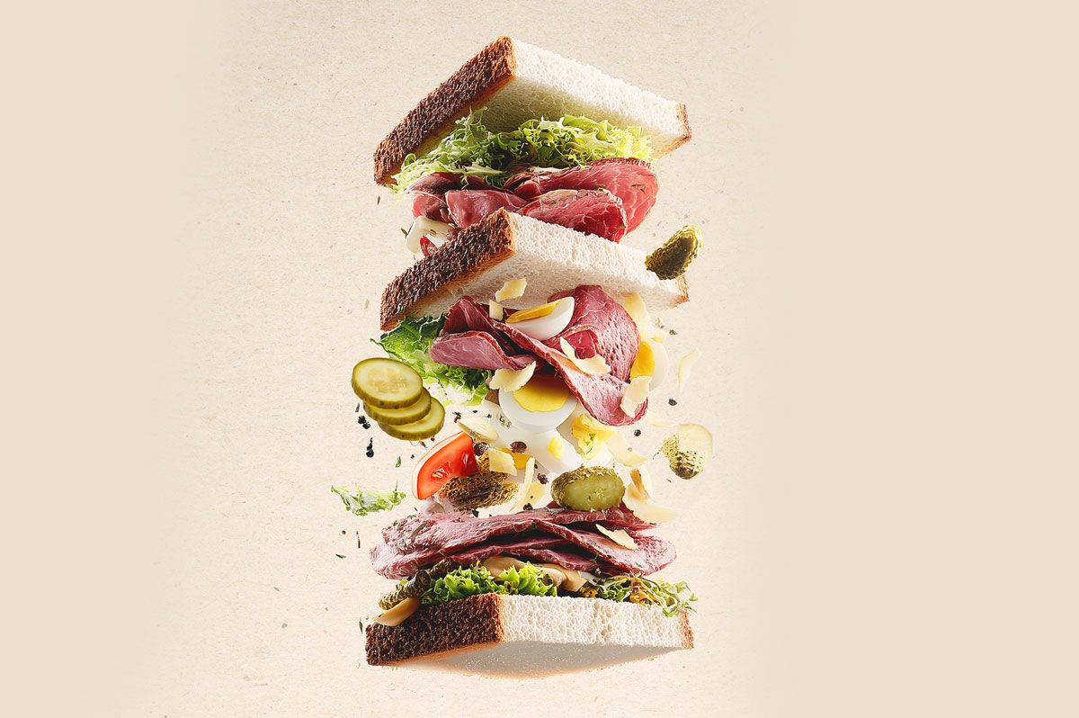 Sandwich club Pastra-Club avec pastrami Dierendonck cornichons et parmesan en éclaté