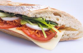 Assortiment de sandwiches baguettes garnis d\'ingrédients frais et artisanaux à Wavre