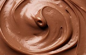 Assortiment de desserts maison avec brownies au chocolat et mousse pour livraison entreprise à Wavre